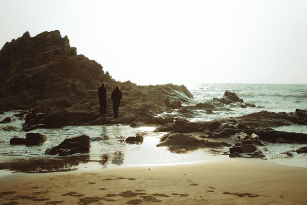 Comment évaluer et choisir un site de camping sûr en période de mousson?